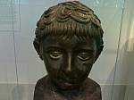 046. Buste en bronze dun enfant romain qui semble pleurer.jpg